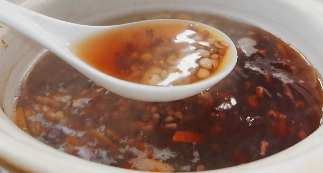 湿气重百病生，教你红豆薏米水的正确煮法，祛除湿气一身轻松