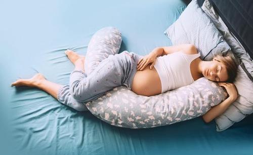 孕妈睡觉姿势会影响胎儿吗（孕妈睡觉姿势注意事项）
