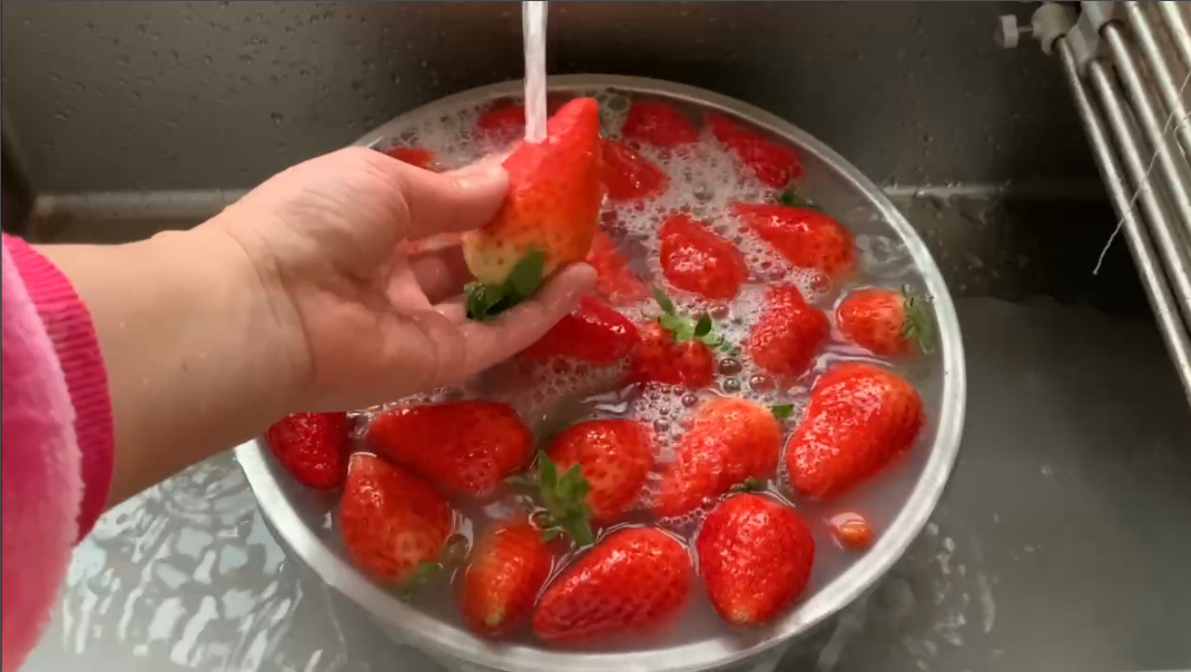 水洗草莓壁纸图片