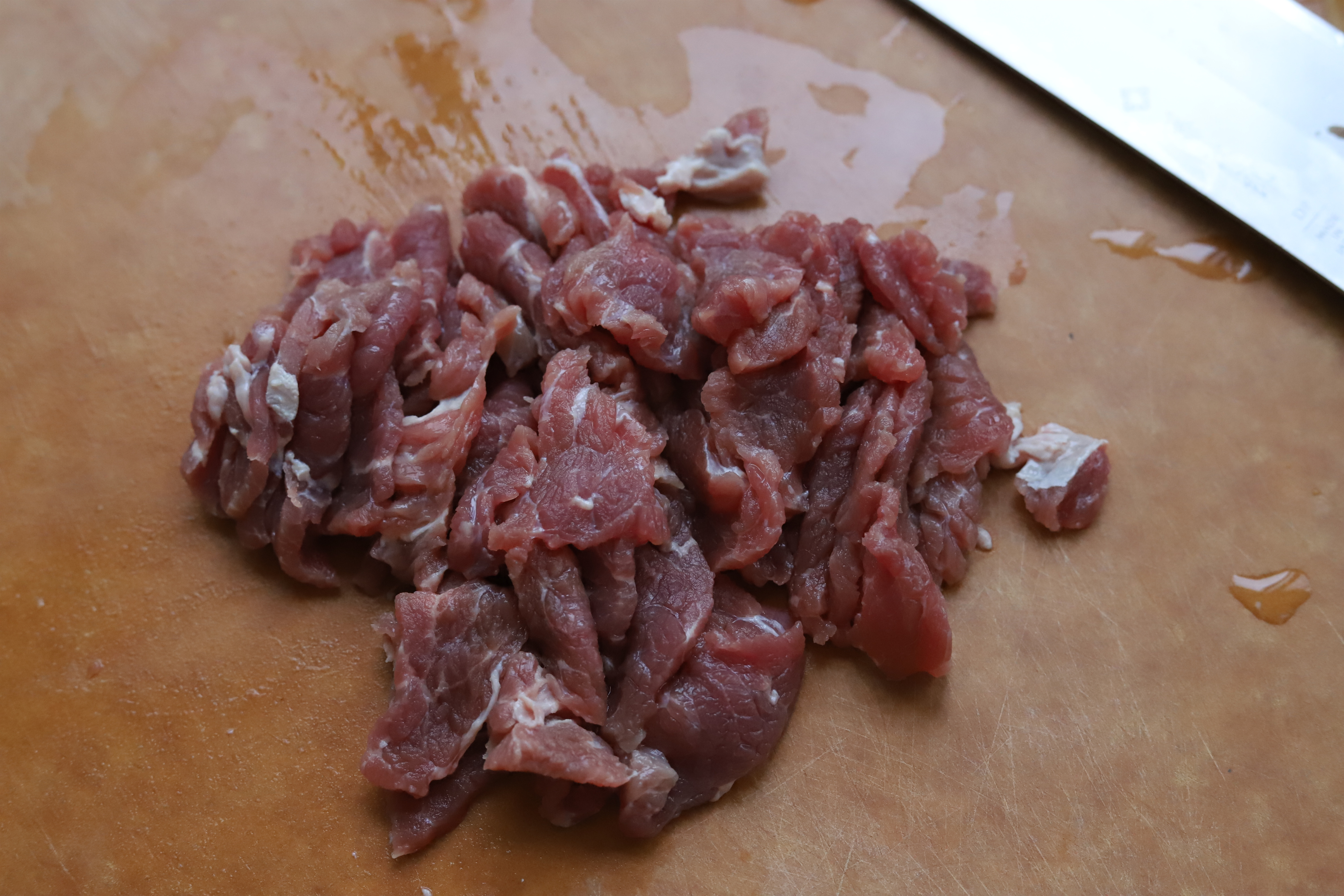杏鲍菇跟牛肉是绝配，我十分钟就能炒一盘，常吃身体强壮少生病
