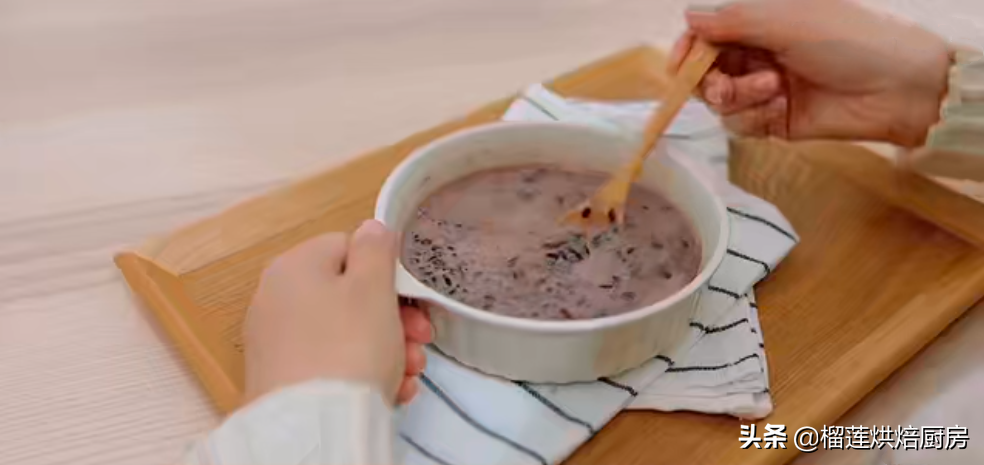 1碗香甜软糯的血糯米养生粥，补血暖胃养颜让你在冬天喝出好气色