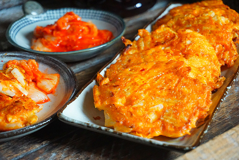 吃几个都不过瘾的韩式泡菜饼，简单好做又实惠，早餐20分钟就上桌