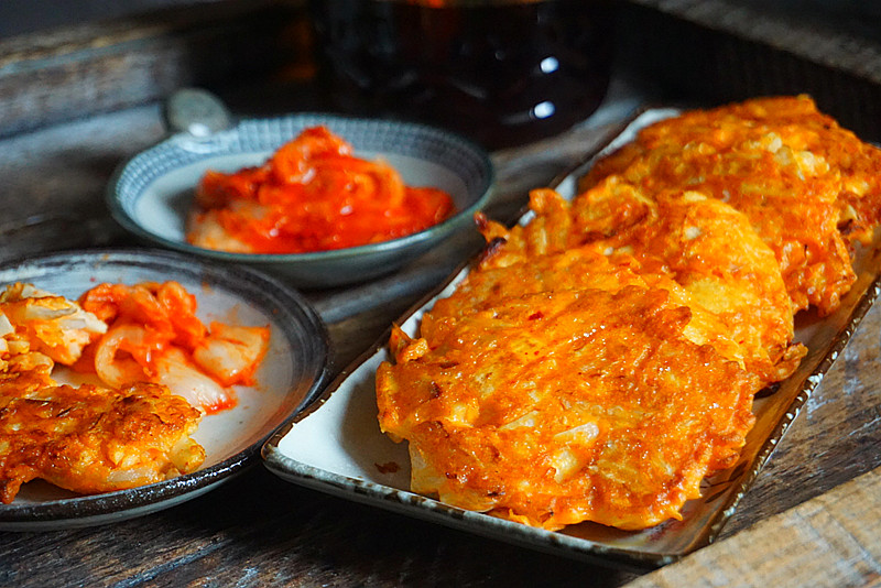 吃几个都不过瘾的韩式泡菜饼，简单好做又实惠，早餐20分钟就上桌