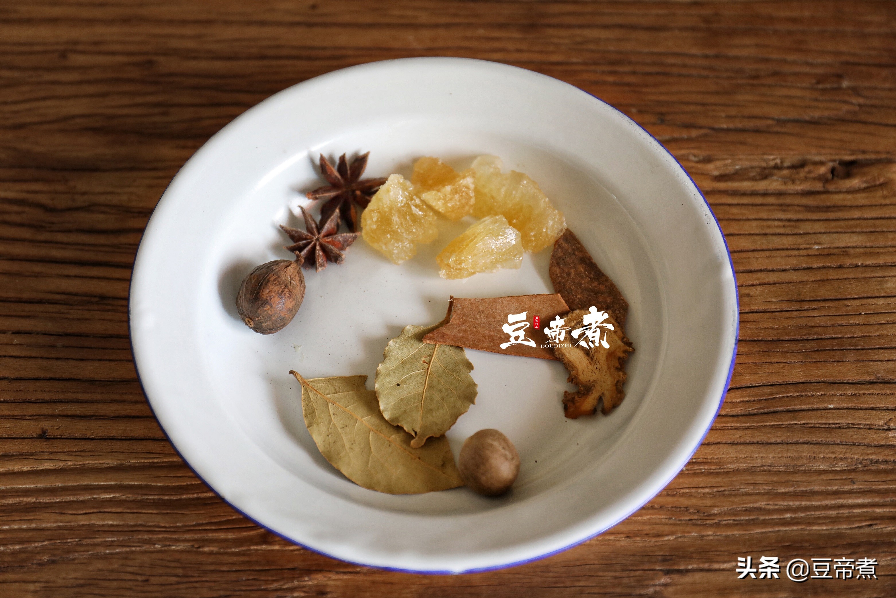 东北人吃不腻的一道菜，吃了几十年，最爱的还是酸菜猪肉炖粉条子