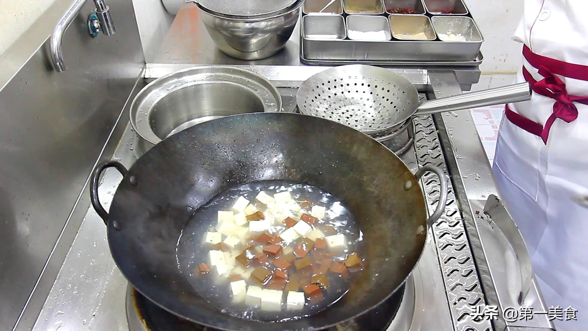 厨师长教你一道鸭血烧豆腐，这做法口感嫩而不碎，饭店家常都可以