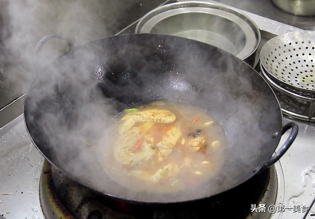 红烧鸡翅简单又好吃的做法，厨师长分享技巧，软糯香甜，红润发亮