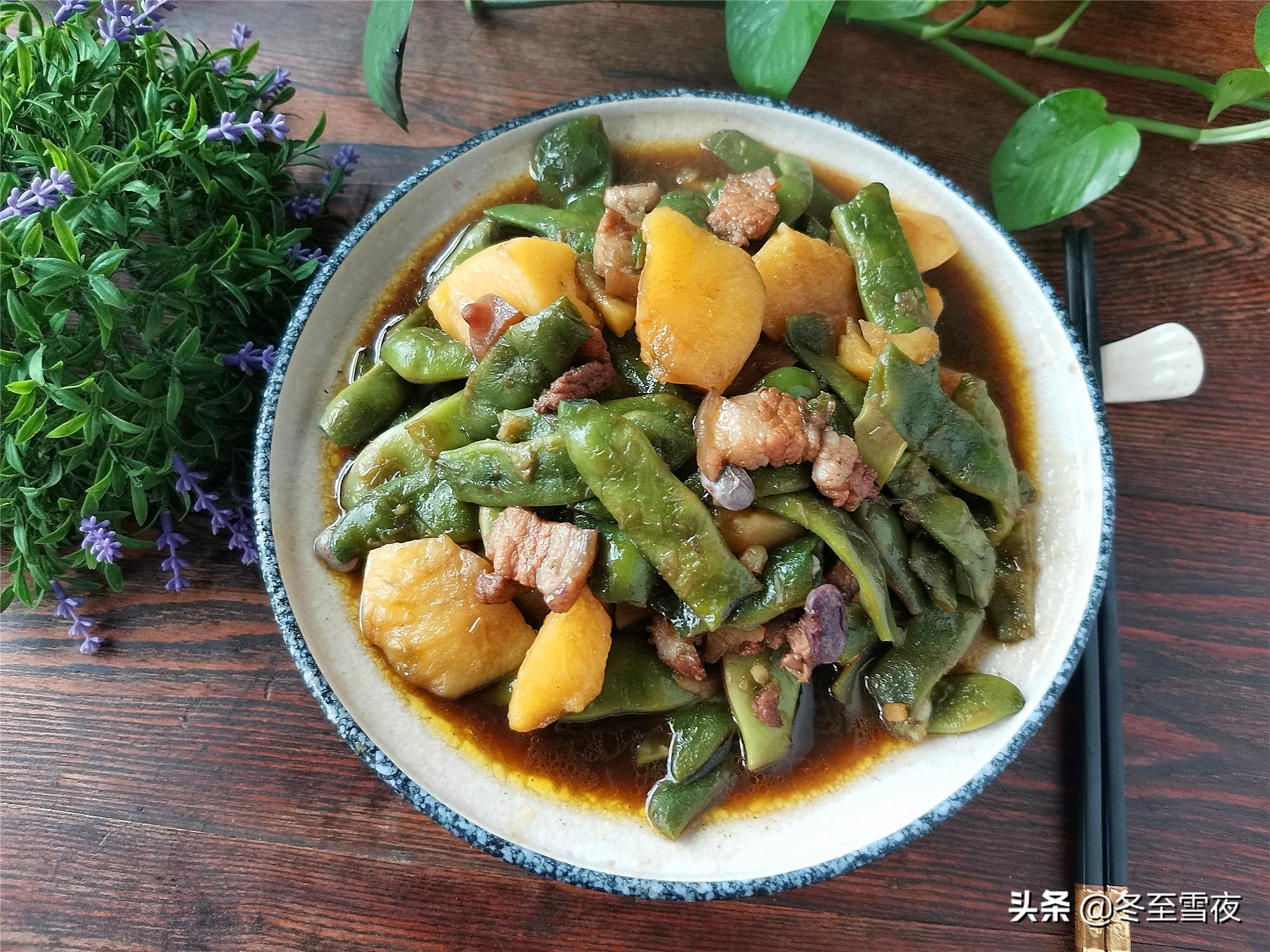 秋季，东北人餐桌最受欢迎的家常炖菜，油豆角炖土豆，百吃不腻