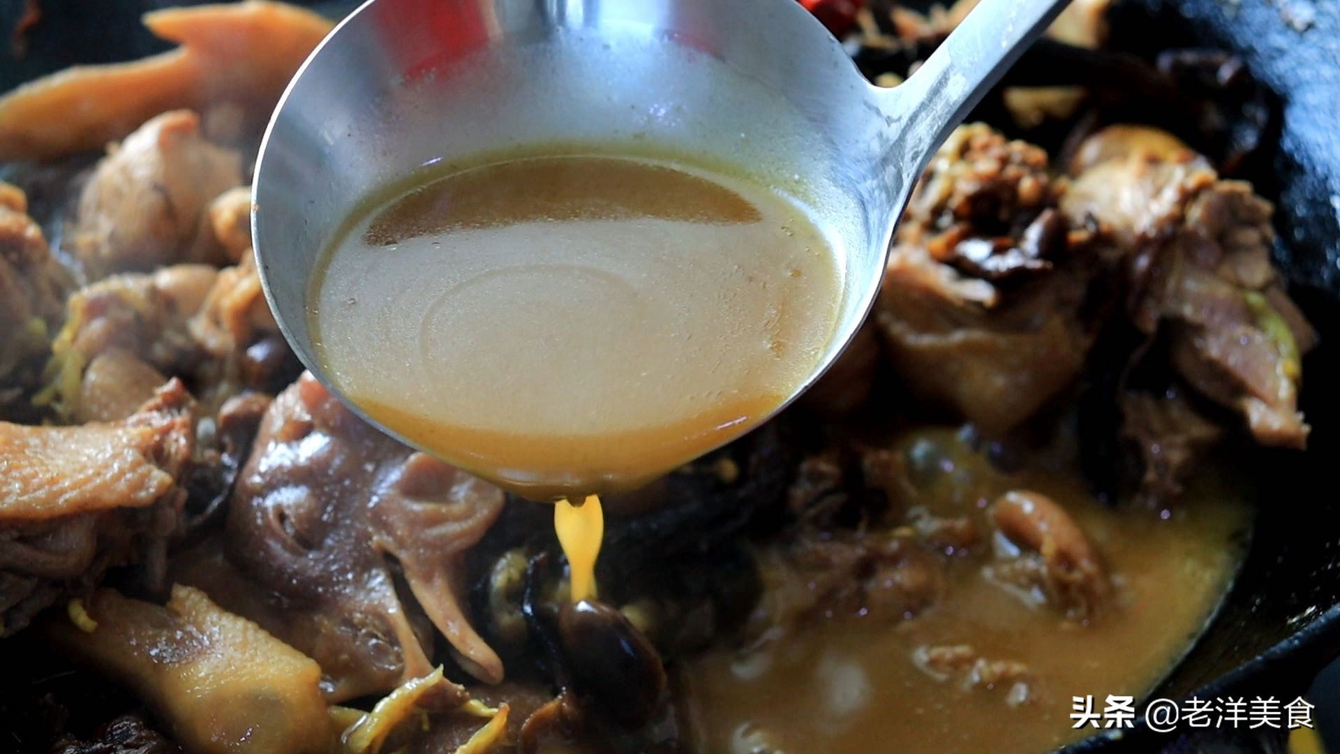 东北名菜小鸡炖蘑菇的真正做法，汤汁鲜美，肉质软嫩