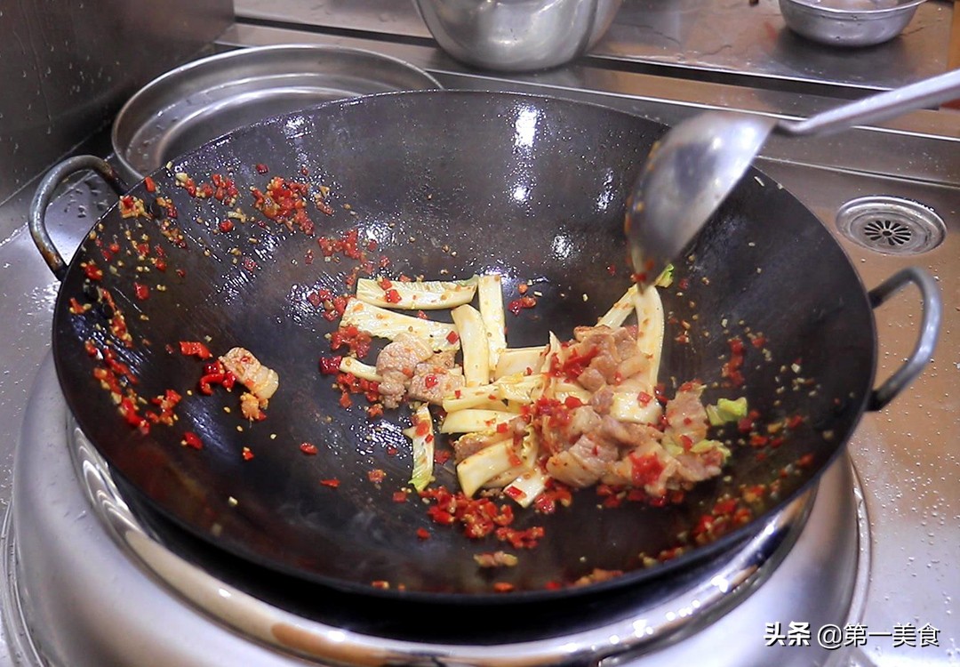 白菜炖豆腐汤怎么做才好喝，原来诀窍这么简单，做一大锅不够喝