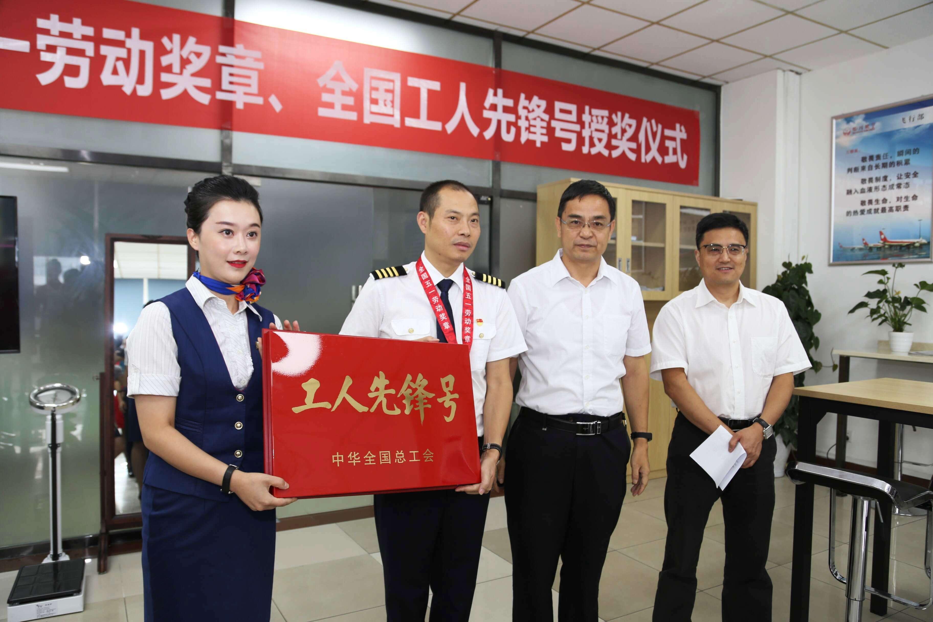 中国机长刘传健：他曾在万米高空挽救119名乘客，感动中国