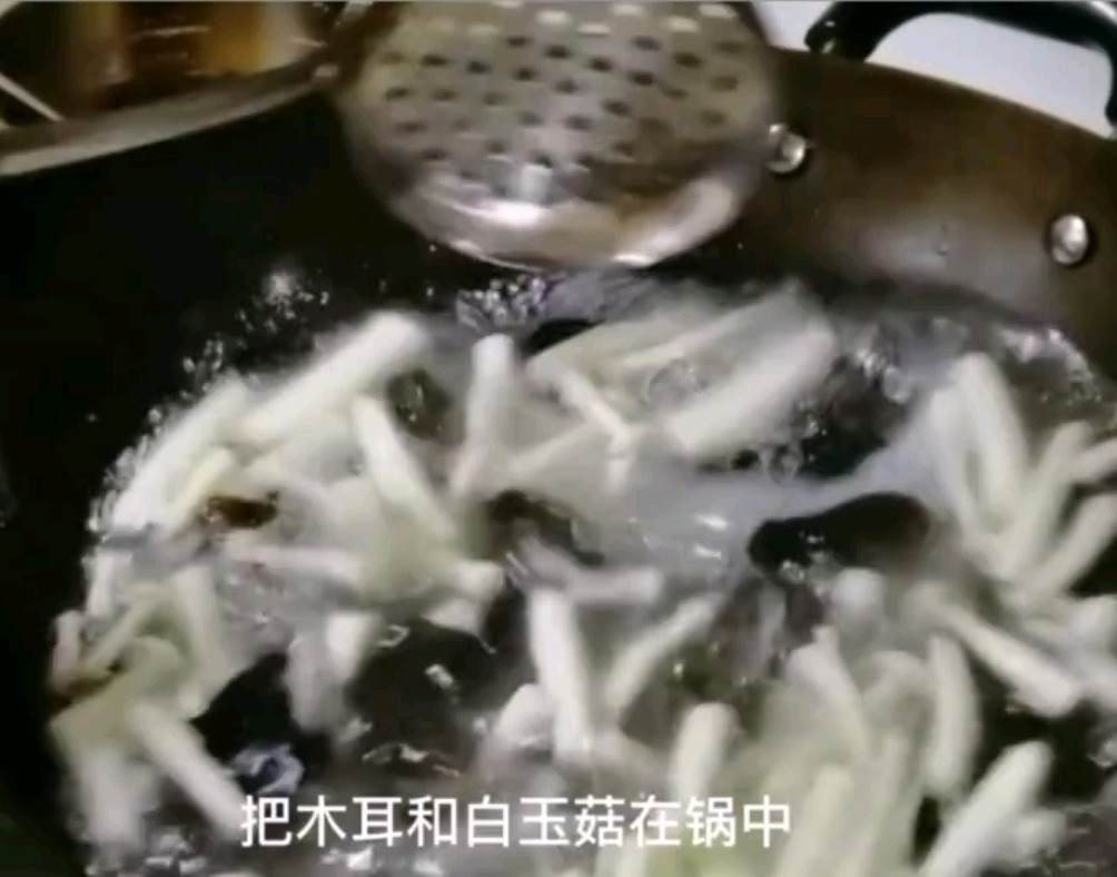 家常菜白玉菇炒肉丝的简单做法，老少皆宜，营养丰富还好吃