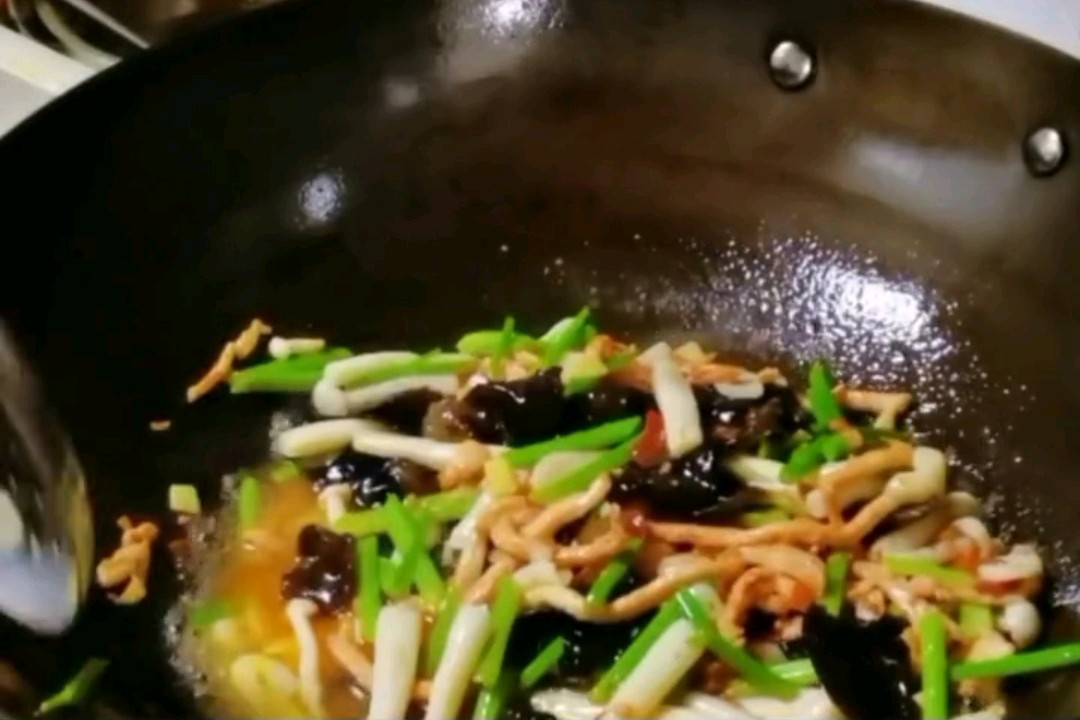 家常菜白玉菇炒肉丝的简单做法，老少皆宜，营养丰富还好吃