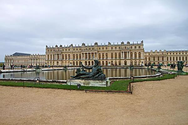凡尔赛宫在哪里(法国凡尔赛宫特点及历史)
