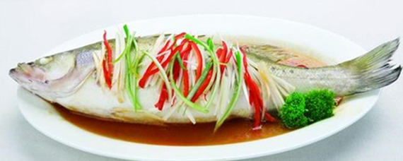 蒸鱼多长时间才熟？掌握蒸鱼小技巧，保准鱼肉鲜嫩，美味无腥。