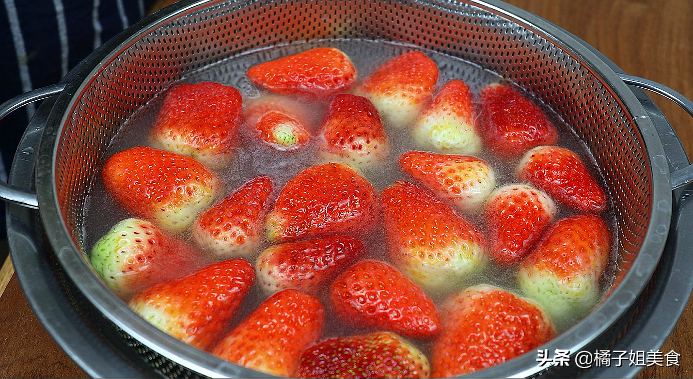 吃了30年草莓，终于知道正确的清洗方法，教你一招，脏东西全出来