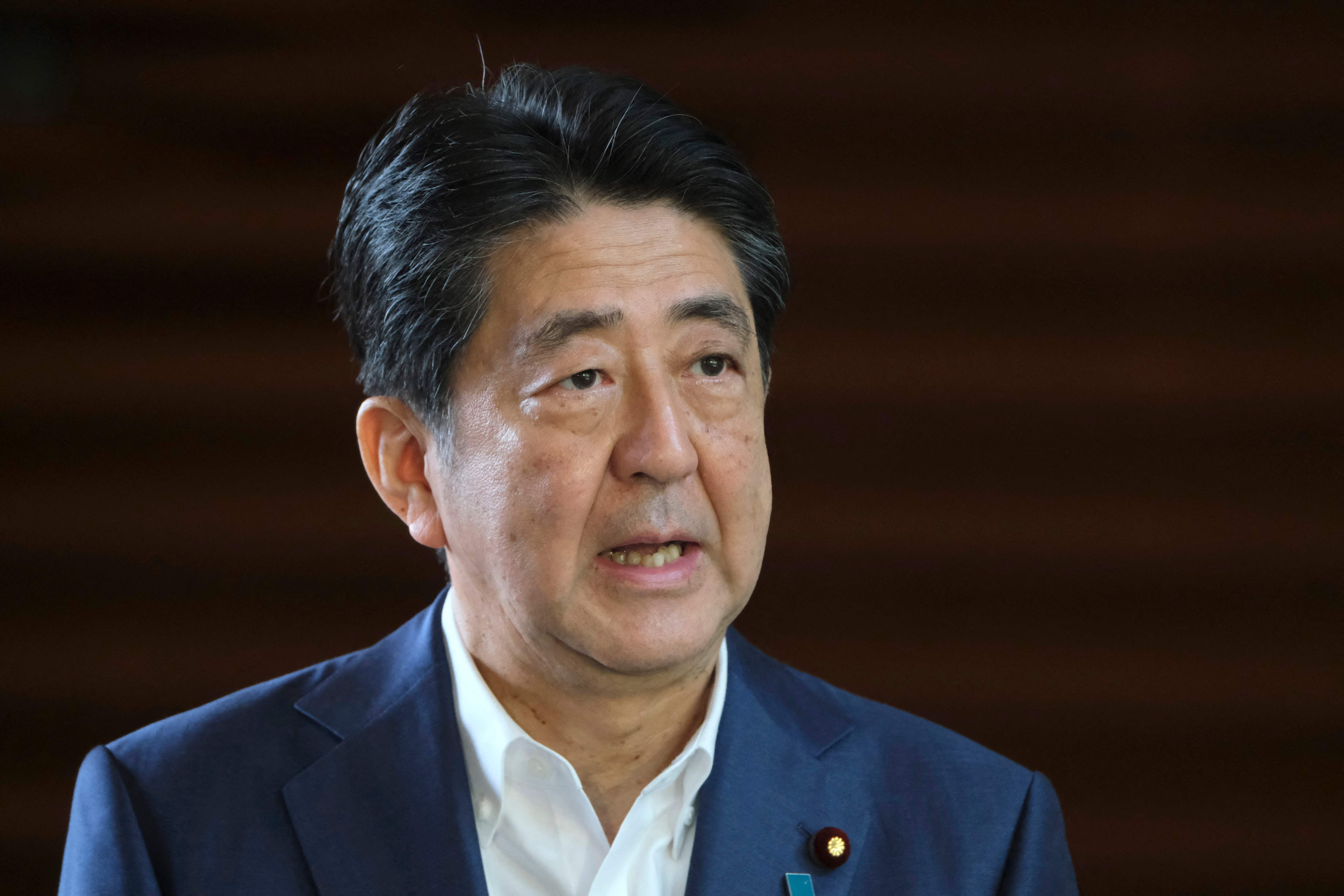 日本现任首相的照片图片