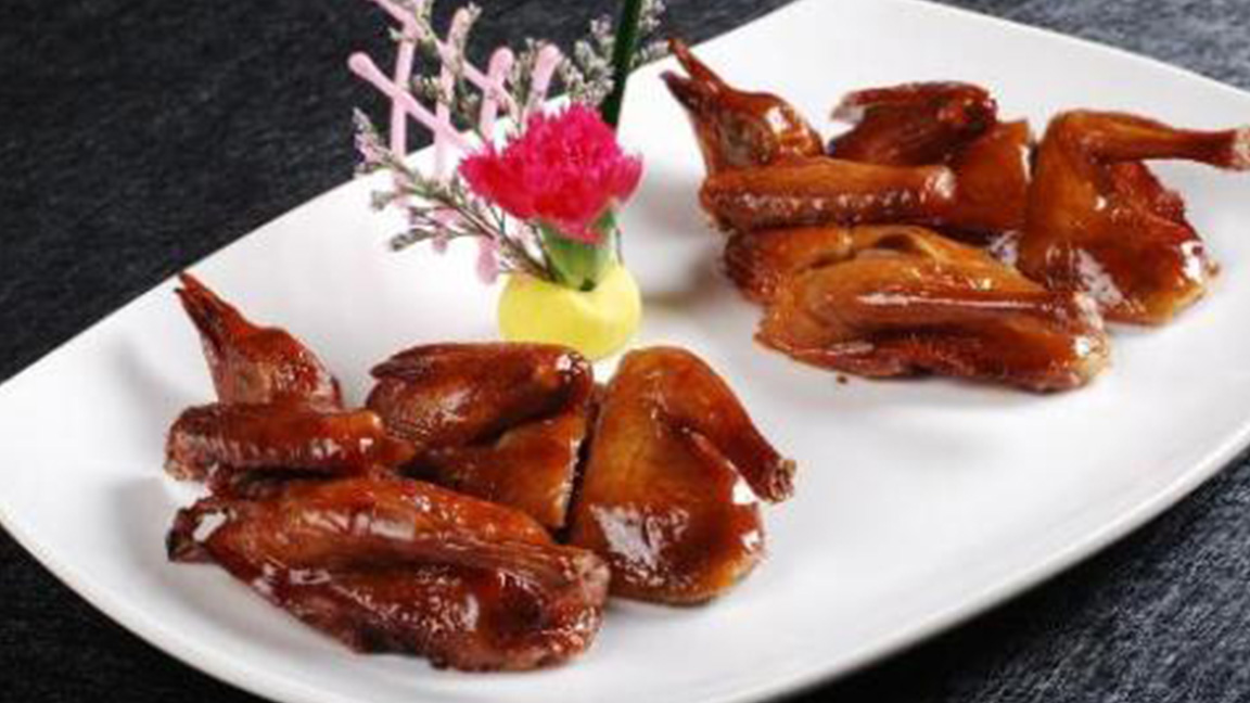 脆皮乳鸽：家庭做法，它是广东菜中的一道传统名菜，皮脆肉嫩