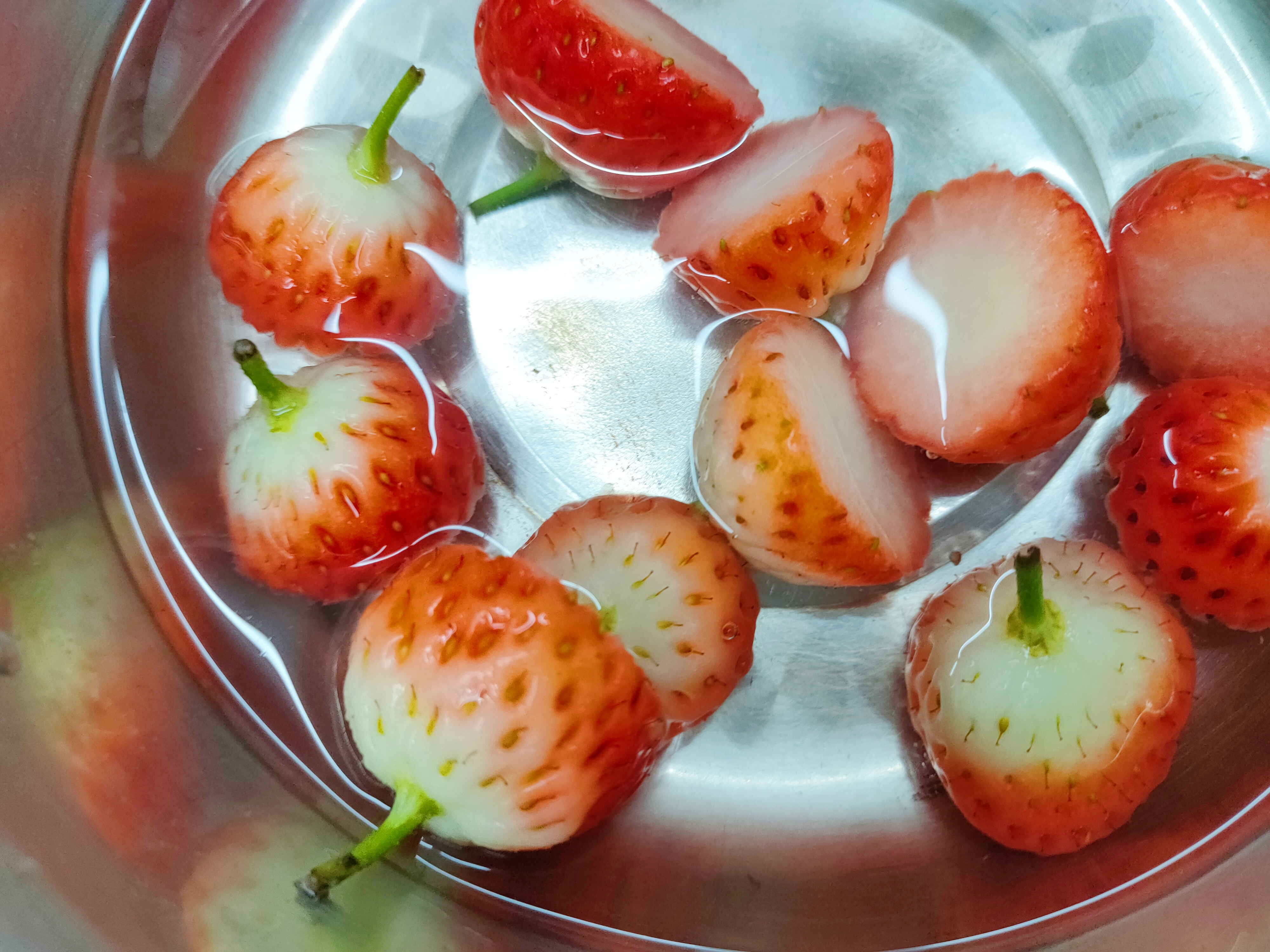 草莓清洗有妙招，牢记3个小诀窍，草莓干干净净，脏东西全跑出来
