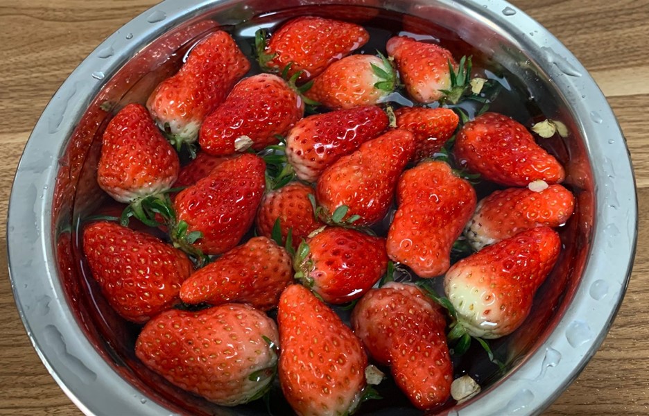 教你个洗草莓的好方法，这样清洗吃着才放心，实用