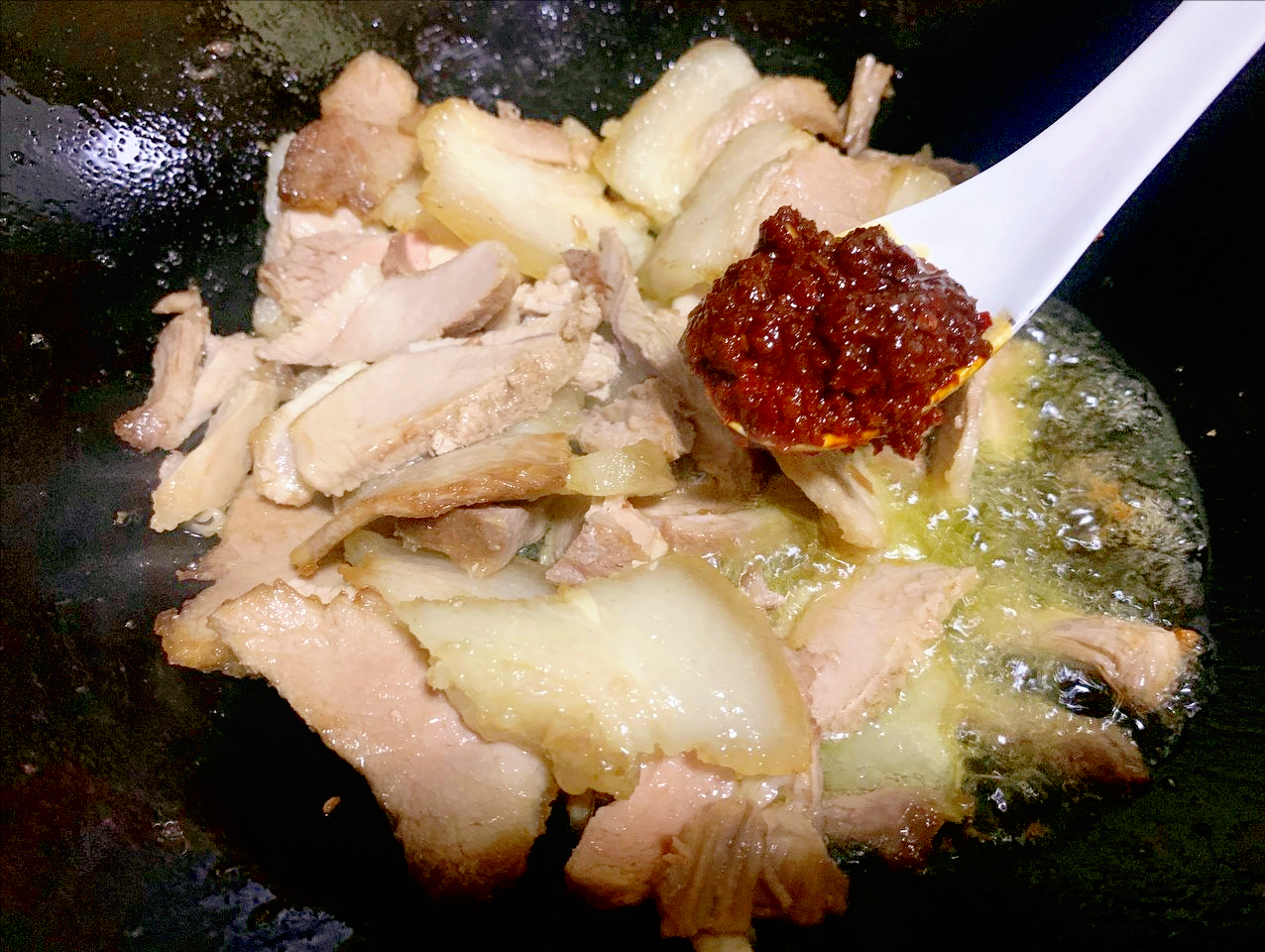四川回锅肉的正宗做法，牢记3个关键步骤，浓香可口，太费米饭了