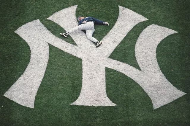 为什么 NY Yankees Logo 烂得大街上哪儿哪儿都是？