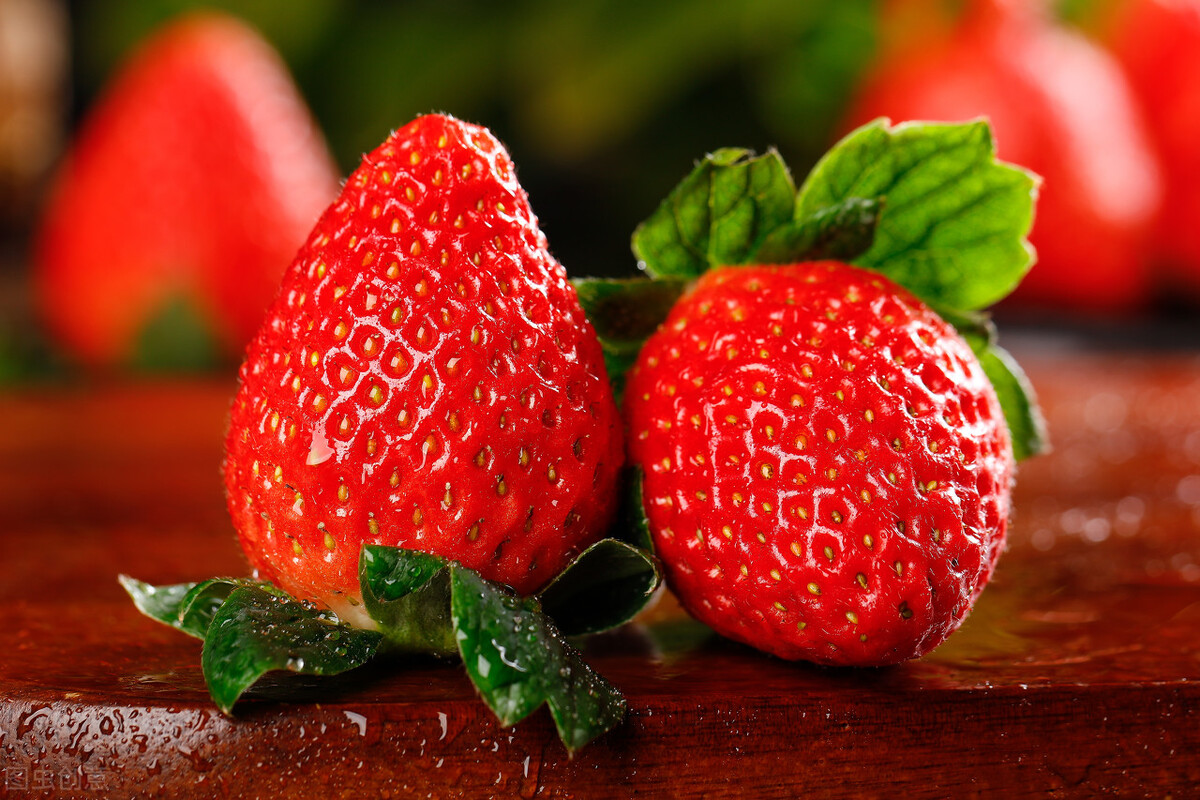 清洗草莓时，加入这2样东西，洗得干净，吃起来卫生还不影响口感