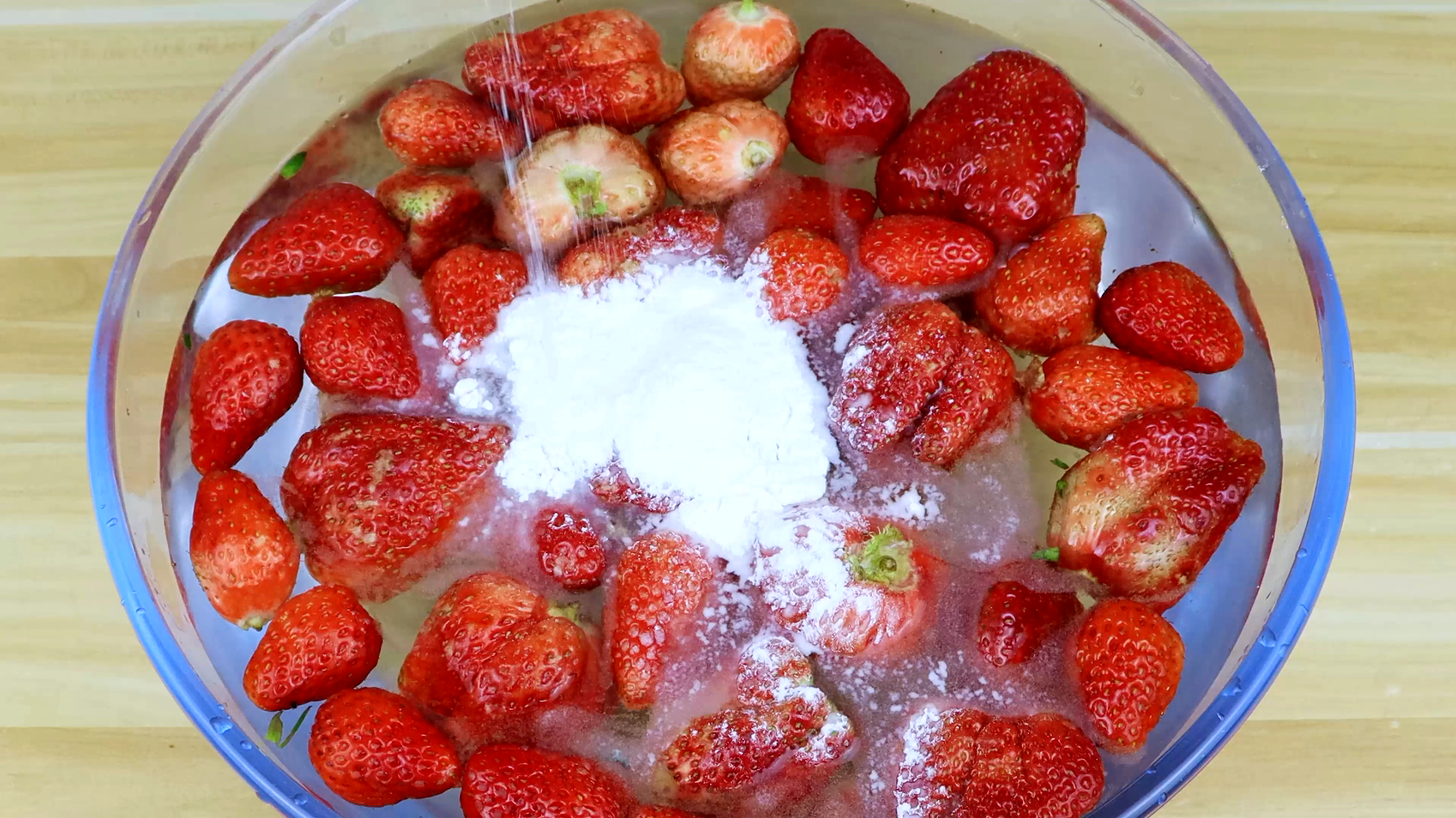 清洗草莓时，加入这2样东西，洗得干净，吃起来卫生还不影响口感