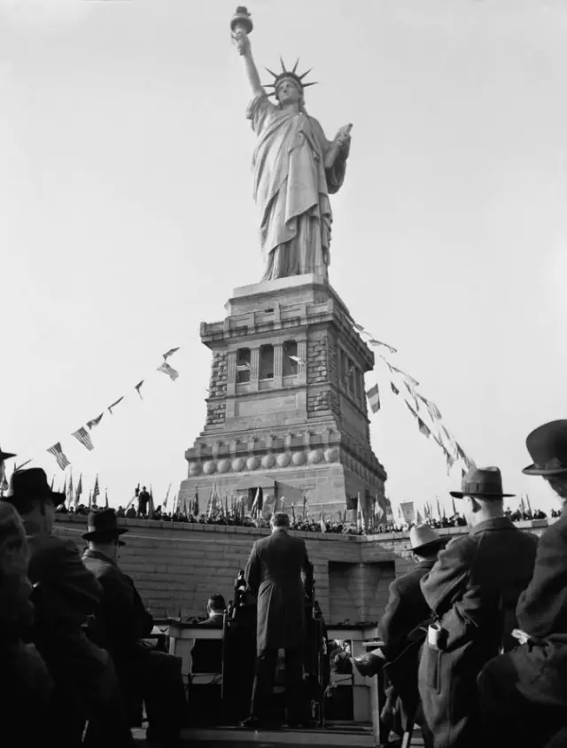 自由女神像是哪个国家送给美国的礼物？是为了纪念什么？
