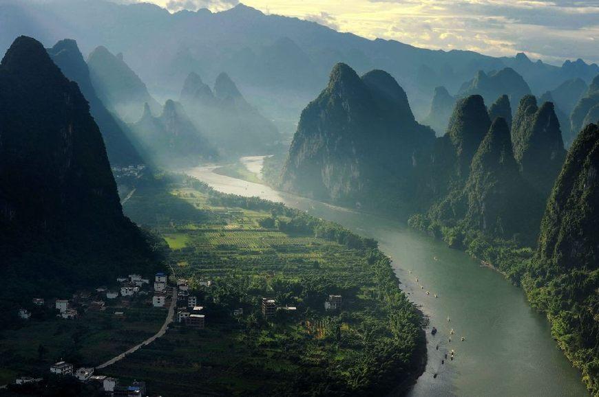 桂林山水甲天下的下一句是什么？是指哪个“山”？哪个“水”？