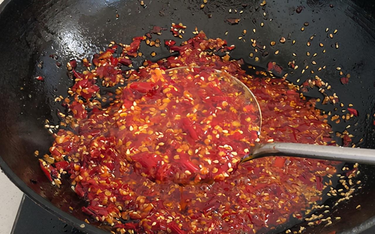 怎么做辣椒酱？超简单家庭自制辣椒酱做法过程分享
