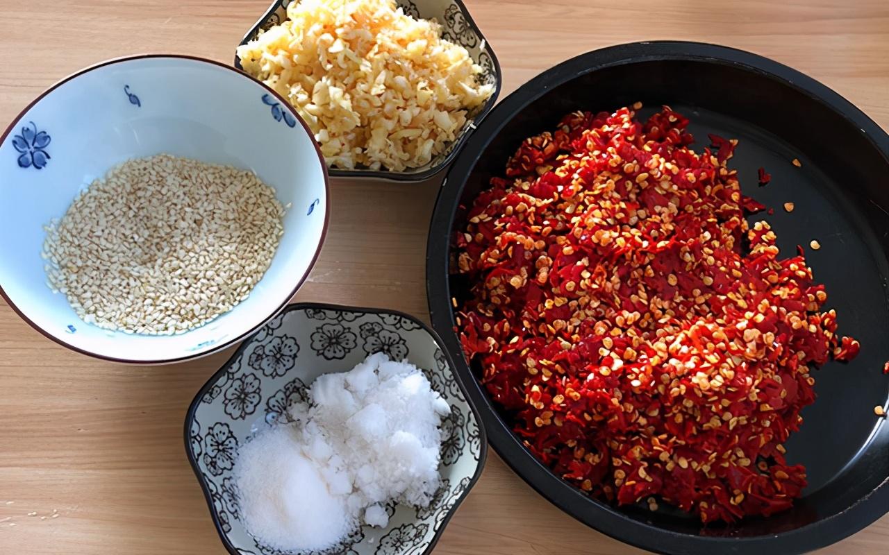 怎么做辣椒酱？超简单家庭自制辣椒酱做法过程分享