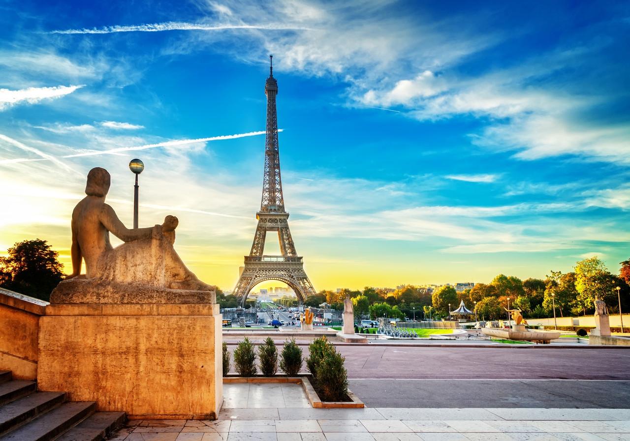 埃菲尔铁塔位于塞纳河南岸法国巴黎的战神广场，法国文化象征之一